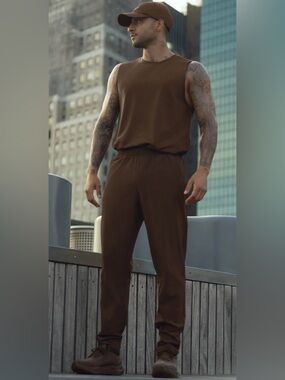 ALO Yoga Pants Men’s Size Large Espresso Brand New NWT